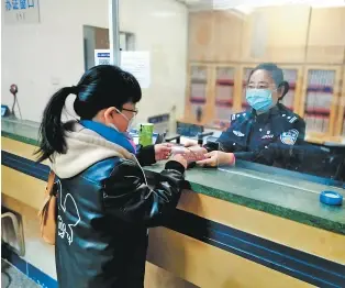 福州“零门槛”落户开出第一单 三明女子不到10分钟就拿到新户口单页