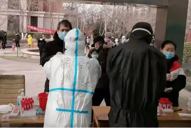 疫情之下 可爱的你丨路劲物业保安大叔获人民网、新华网点赞