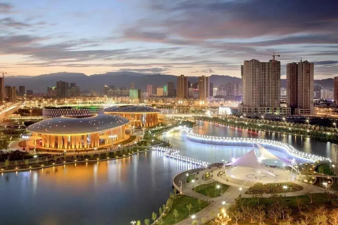 (库尔勒城市实景图)