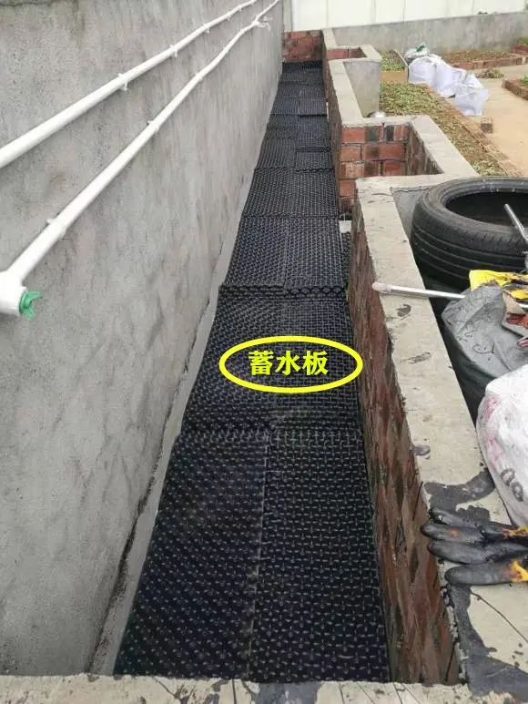 然后花池地面用瓷砖架空,目的是方便排水,瓷砖全都是活动的,后期换土