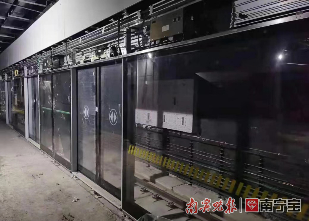 南宁地铁5号线一期工程站台门施工封闭完成