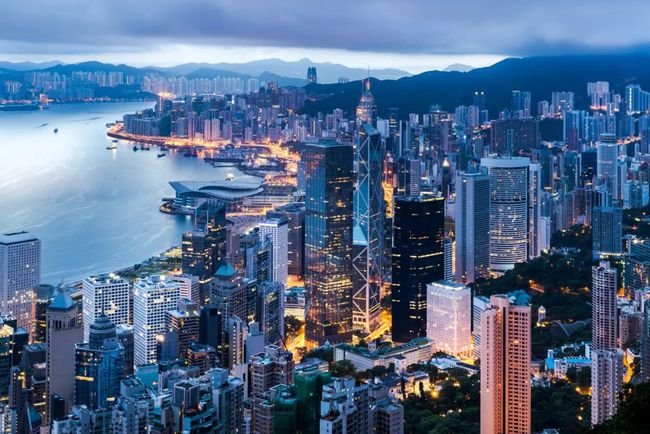 被高房价拖“垮”的香港，如何破局？