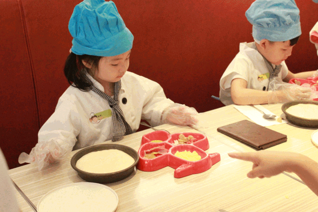 滨江壹号活动丨亲子披萨DIY ，娃娃机大作战！春日美食和你共享！