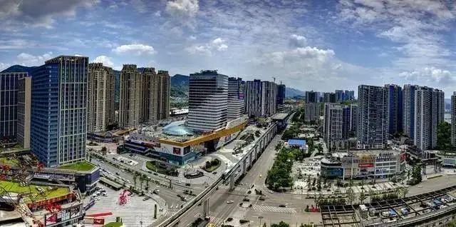 龙洲湾作为早些年巴南主打的新区,现在的发展已经算是不错了,相比于