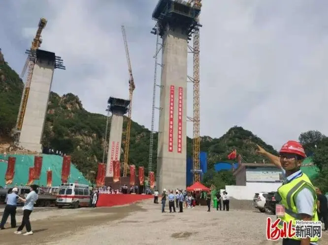 京秦高速公路遵秦段首条隧道贯通