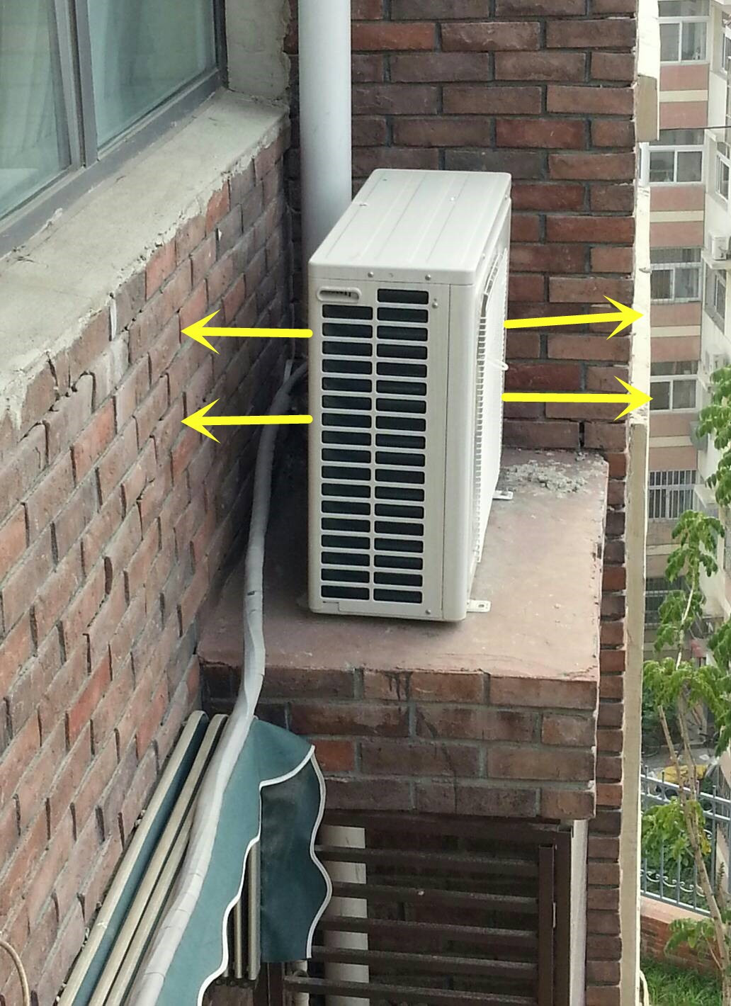 再发现空调外机贴墙装,即时叫停一分钱别给师傅,不专业又浪费电_房产