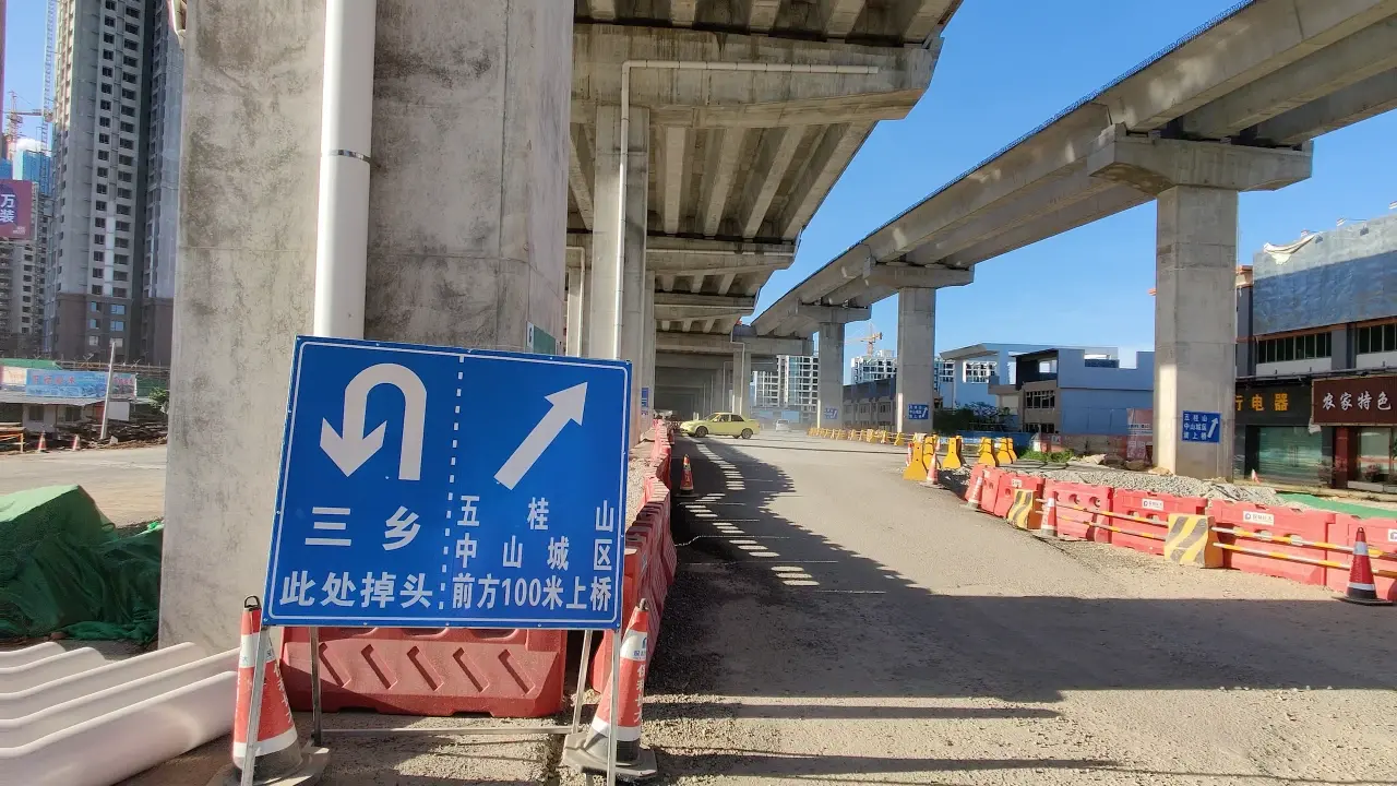 若是上坦洲快线,在雅居乐万象郡旁的金涌大道,即可直接在桥底左转