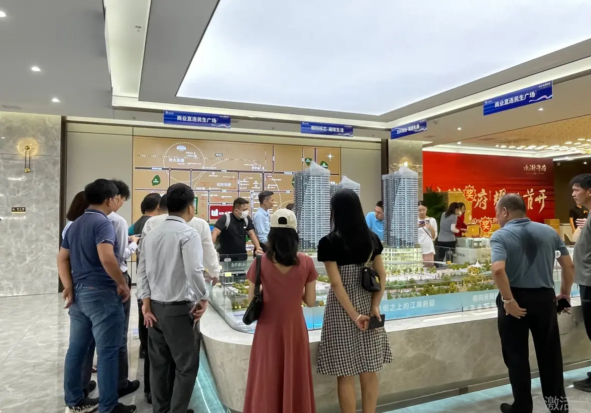 首开告捷！实拍水街华府现场火热场面！