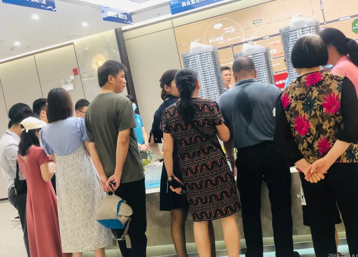 首开告捷！实拍水街华府现场火热场面！