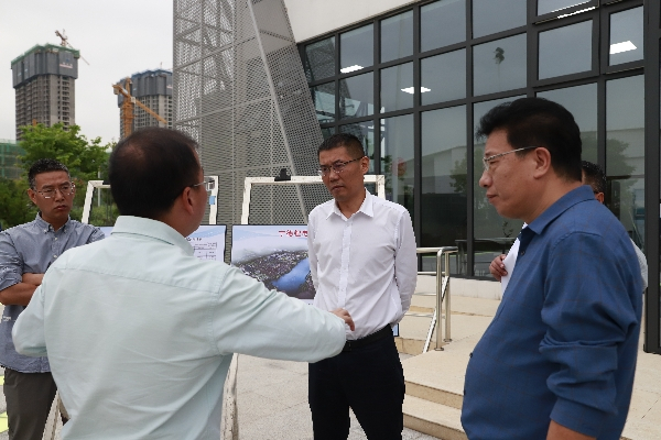 东侨管委会领导开展锂电新能源特色小镇和水质提升项目建设调研