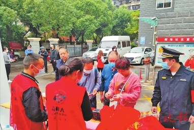 晋安城管干部志愿者深入300个小区