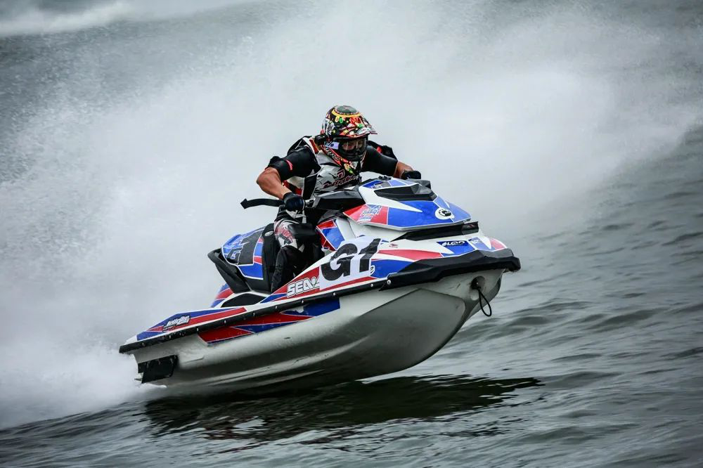 国家摩托艇队集训营落地中海神州半岛 上演“海上速度与激情”