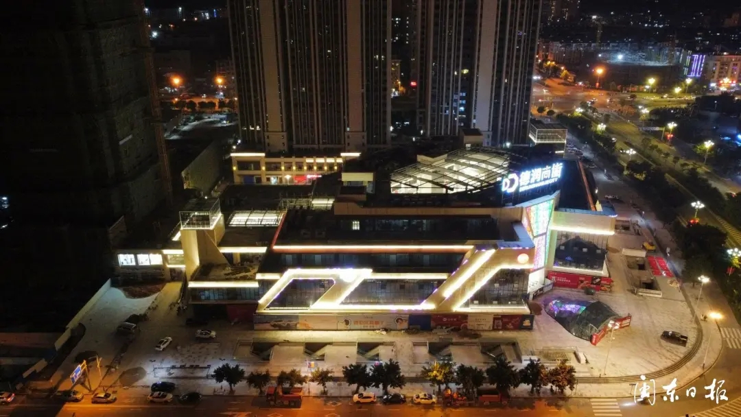 德润尚街城市综合体亮灯，预计月底正式开业！