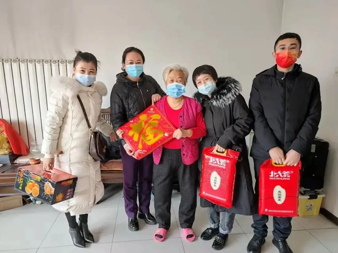爱老敬老情满荣盛新春走访慰问老业主活动