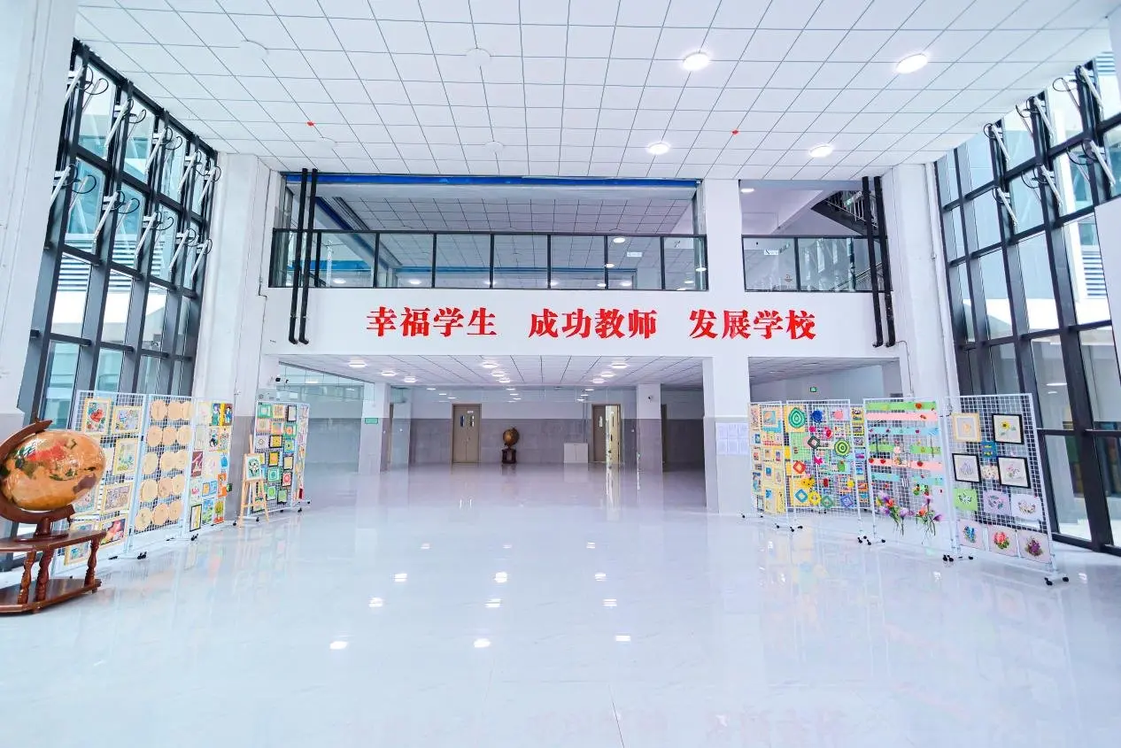 城发投•瑞凝府&石家庄市第八十一中学跃进校区揭牌仪式暨升旗典礼圆满举行。