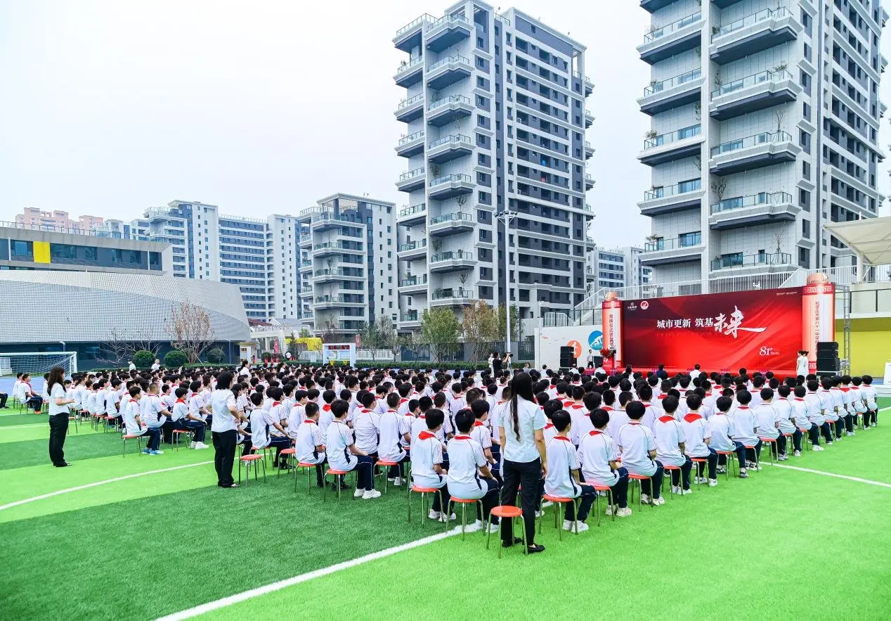 城发投•瑞凝府&石家庄市第八十一中学跃进校区揭牌仪式暨升旗典礼圆满举行。
