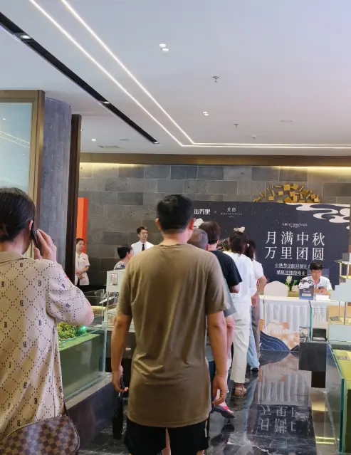 月满中秋，万里团圆|俊峰•山万里中秋送月饼，情暖业主心