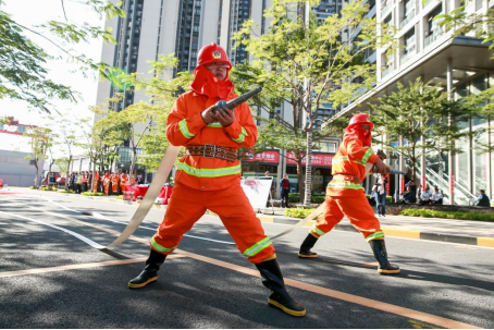 极速5分钟！危急之际，保安员化身“救火勇士”