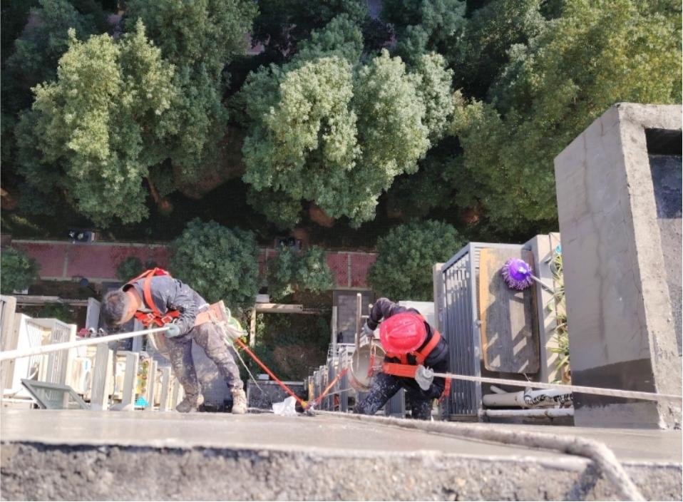 持续推进社区更新！破损地砖路变沥青路，武汉一交付15年“老”小区蝶变“新”家园