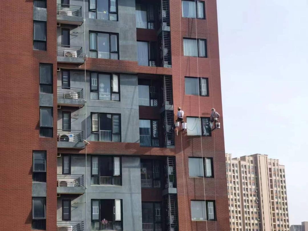 持续推进社区更新！破损地砖路变沥青路，武汉一交付15年“老”小区蝶变“新”家园