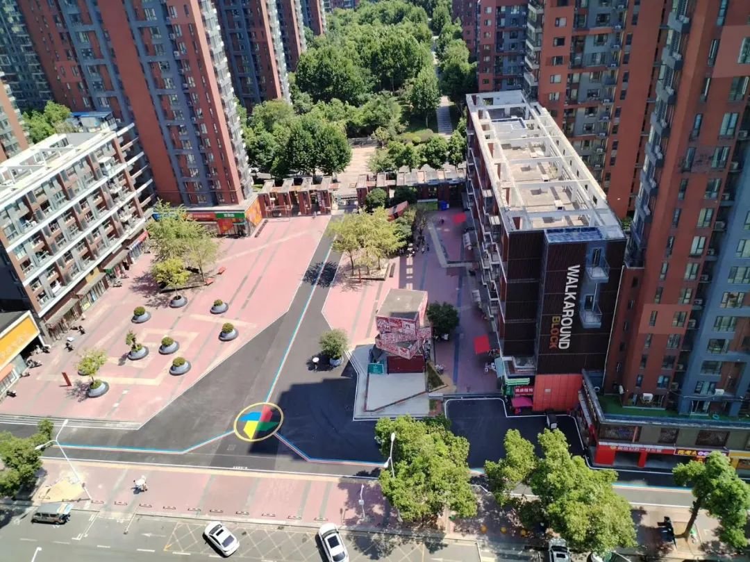 持续推进社区更新！破损地砖路变沥青路，武汉一交付15年“老”小区蝶变“新”家园