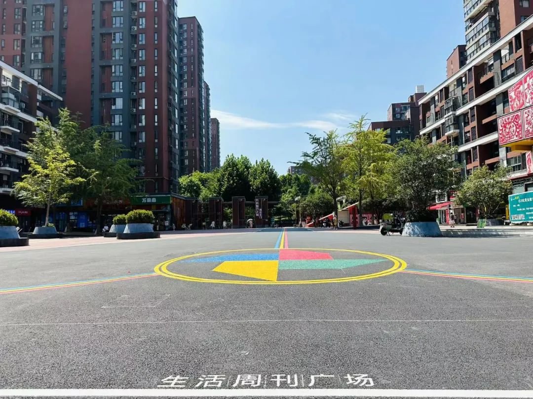 持续推进社区更新！破损地砖路变沥青路，武汉一交付15年“老”小区蝶变“新”家园