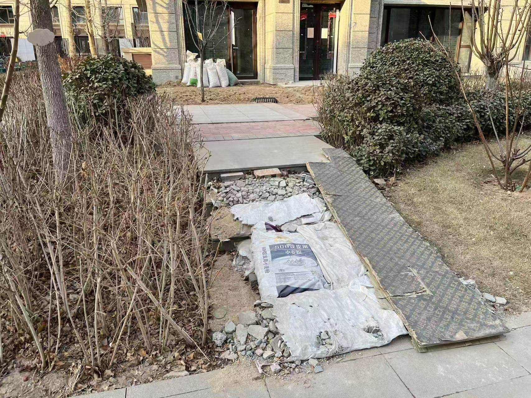 东景庭院：50 年产权引质疑 违建受罚背后的品质隐忧