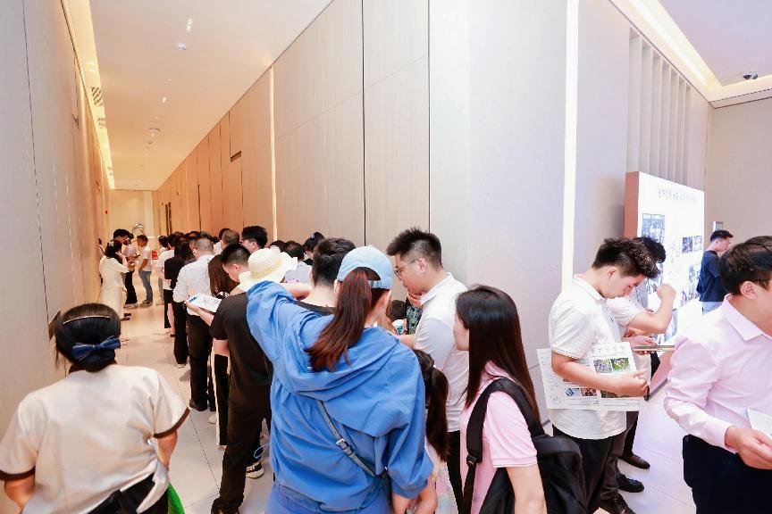 幸福城丨臻园营销中心暨样板房荣耀开放，热势如潮