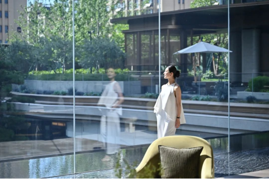 标题：绿城·桂湖雲翠1#楼极目瞰湖样板，7月5日，一线湖光如境开 简介：双景无界，纵览湖山