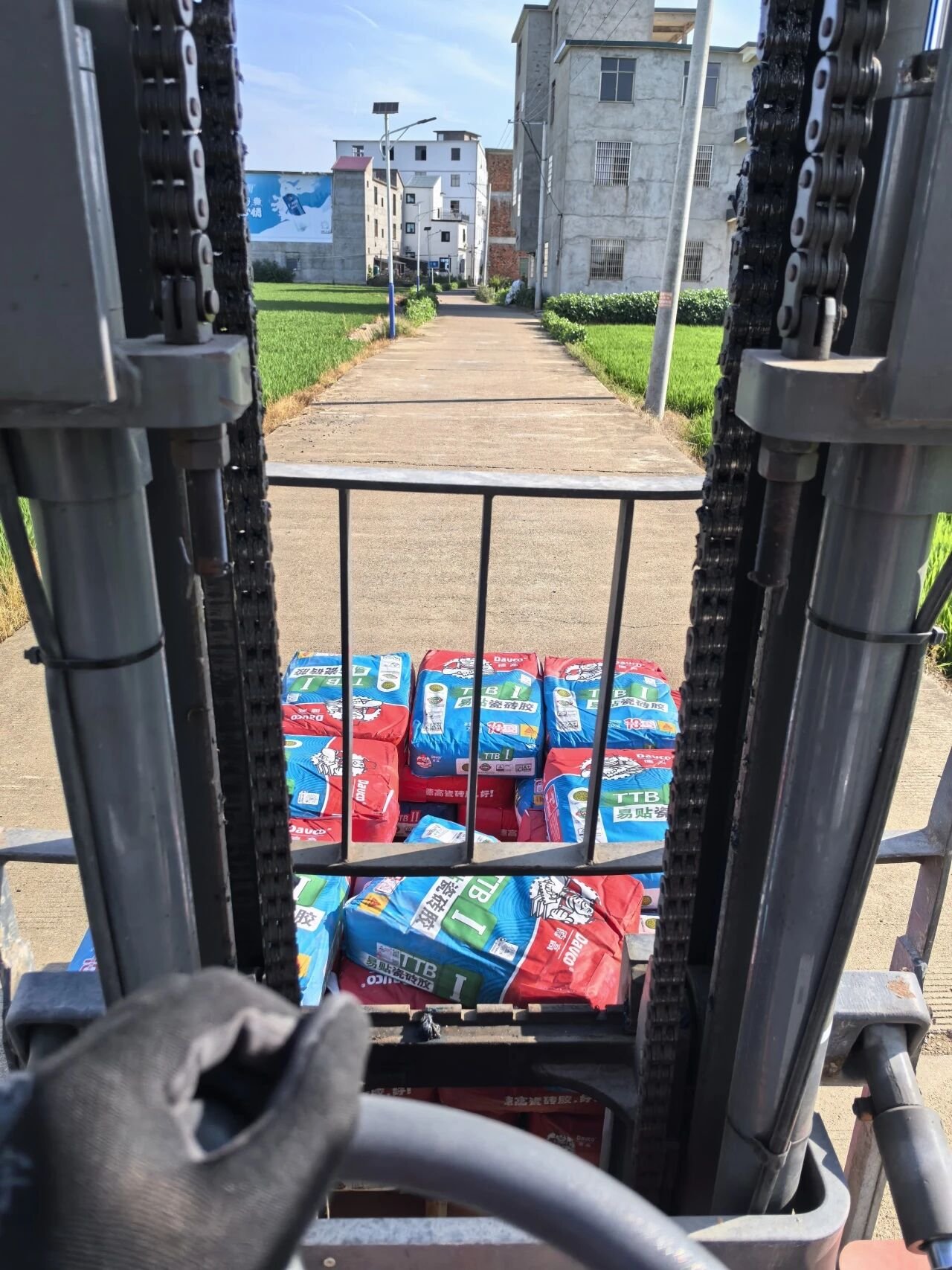 泥工师傅很相信地宝瓷砖胶的质量!