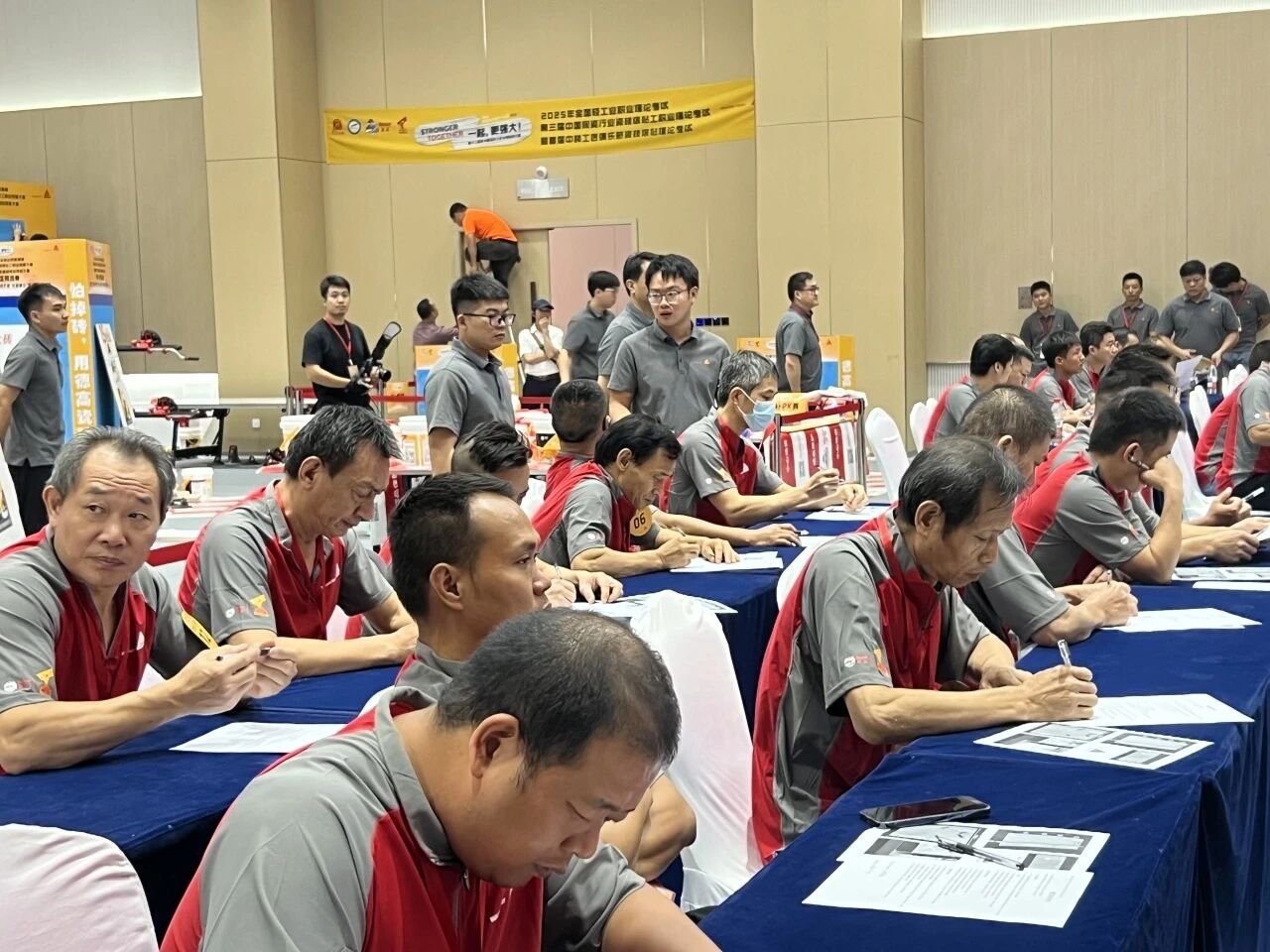 技冠鹏城,“砖”筑未来