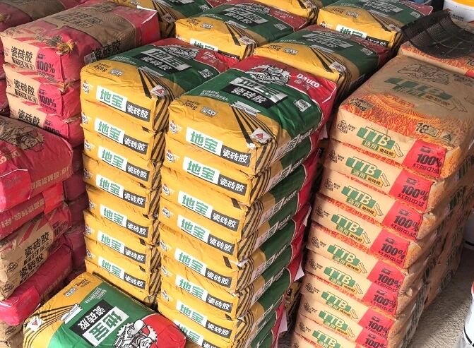 泥工师傅很相信地宝瓷砖胶的质量!