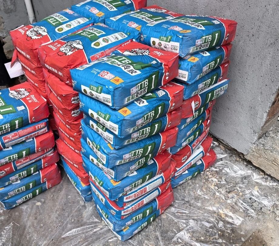 泥工师傅很相信地宝瓷砖胶的质量!