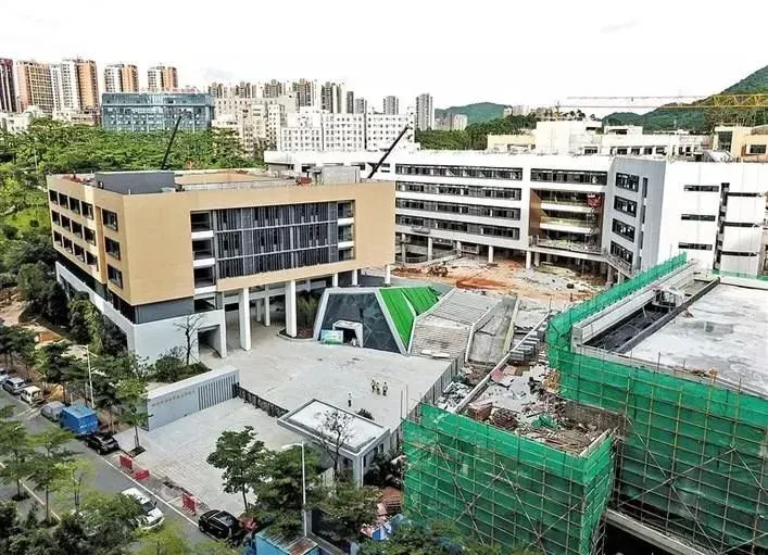 其中,龙岗国际部,龙华高中部已启动招生,而深外龙华校区小学,初中部