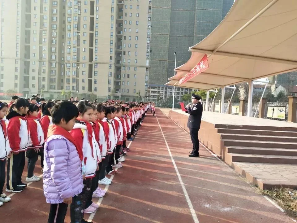 柏景湾小学门口道路亟待开通及整顿