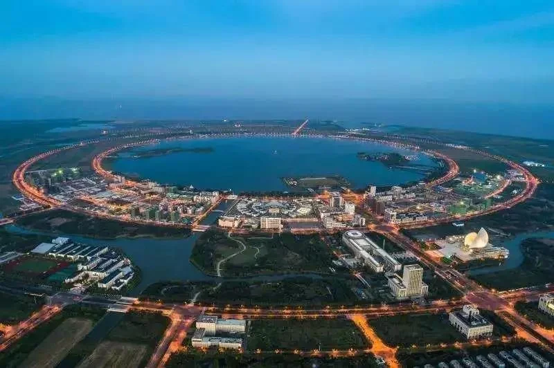 临港这次是真的"玩大了"! 说旅游 滴水湖航拍图 同时,临港世