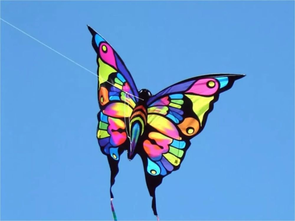 选择自己喜欢的图样和形状 用各种颜料笔,为想象插上翅膀 在风筝上涂