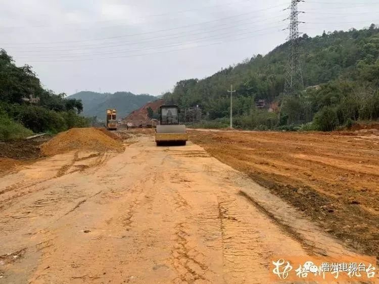 国道207线东绕城过境公路项目施工现场.