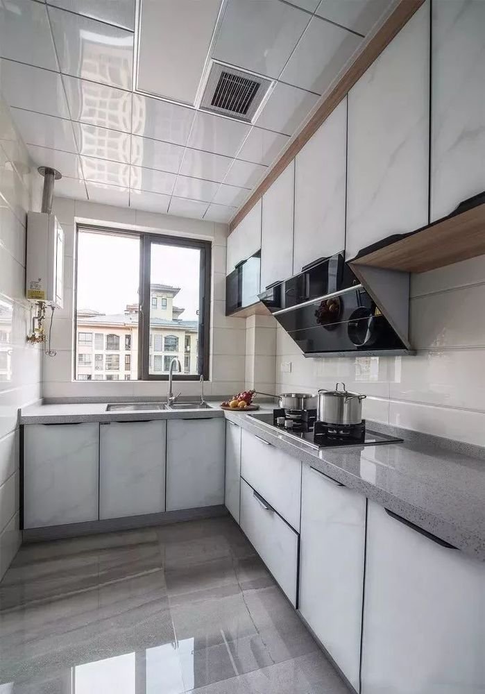 厨房,灰色地砖耐脏,白色橱柜清爽,宽大的操作台面方便烹饪.
