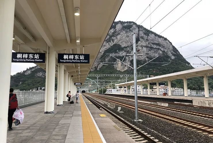 并且高铁车次非常多,每天都有 21班高铁车次往返于重庆和桐梓之间(去