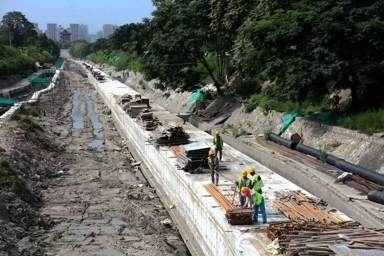 西安城墙护城河焕新进行时重现碧水绕长安