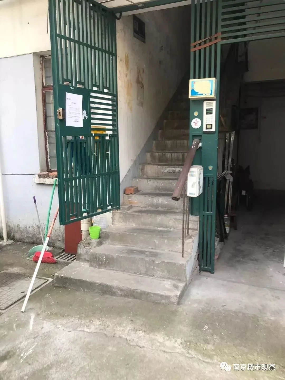 楼栋门禁一直开着,楼道里堆满了各家日常用品.