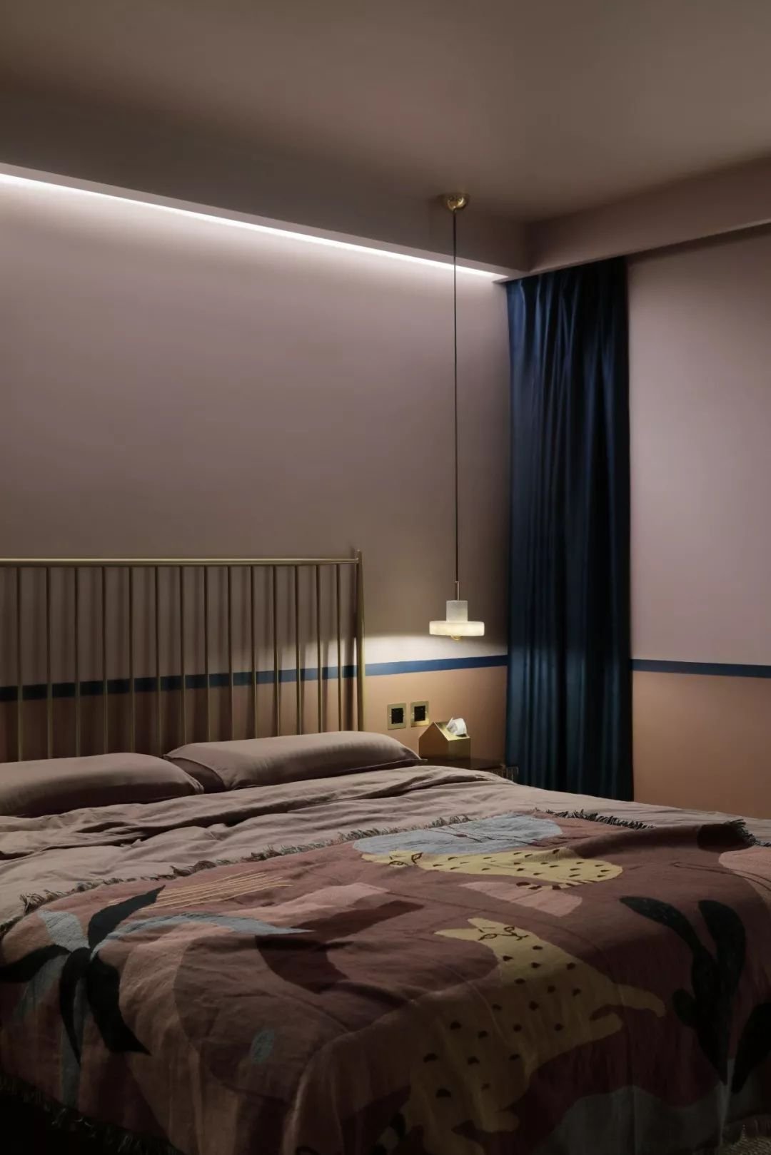 夜晚打开床头吊灯和灯带,卧室的氛围让人很容易安眠,这才是一个卧室该