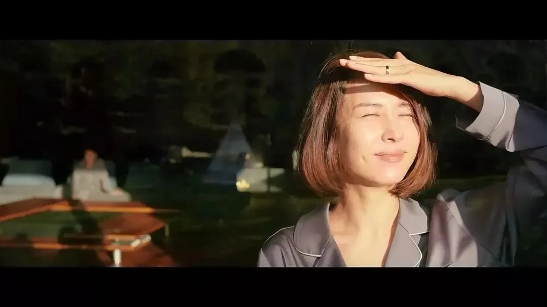 《寄生虫》这部电影没有直接讲述贫富差异和形成的原因或不公,只是