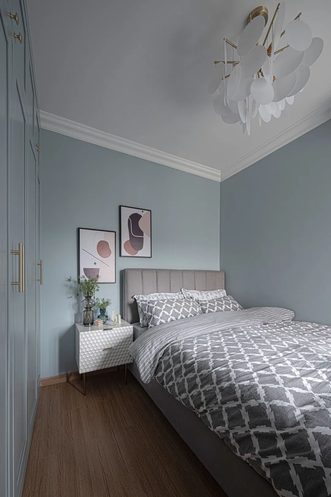 墙面的灰蓝色是多乐士的30bg 56/045,衣柜和墙漆的颜色,尽量选择同一