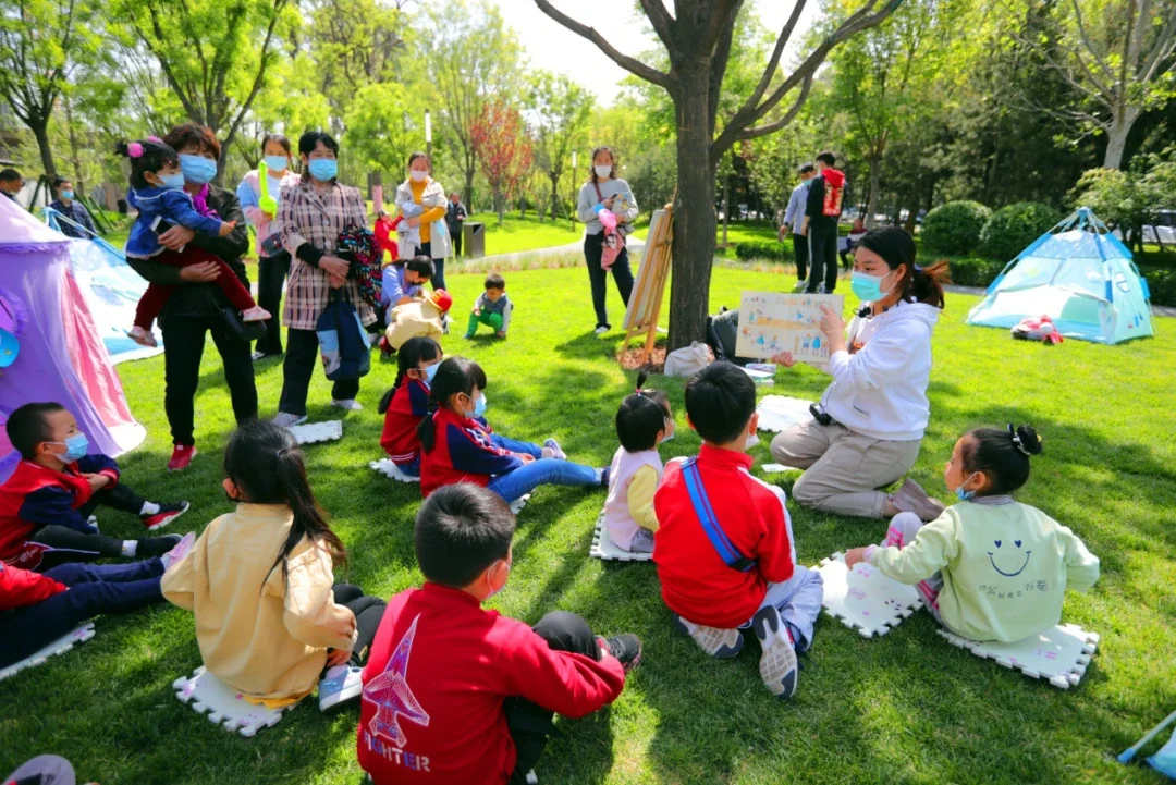 "咔嚓"一声,定格宝贝萌趣时光 (活动现场图) 泡泡草坪读书会,品读