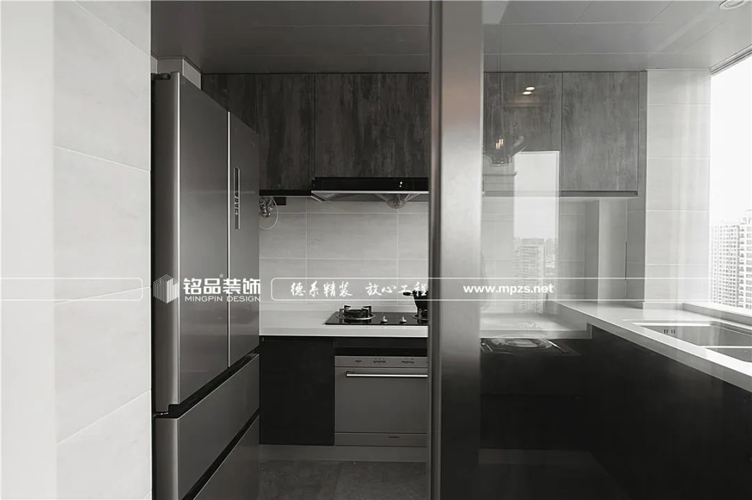 厨房延续了整体黑白灰色调,透明的玻璃门增强采光,干净亮堂.