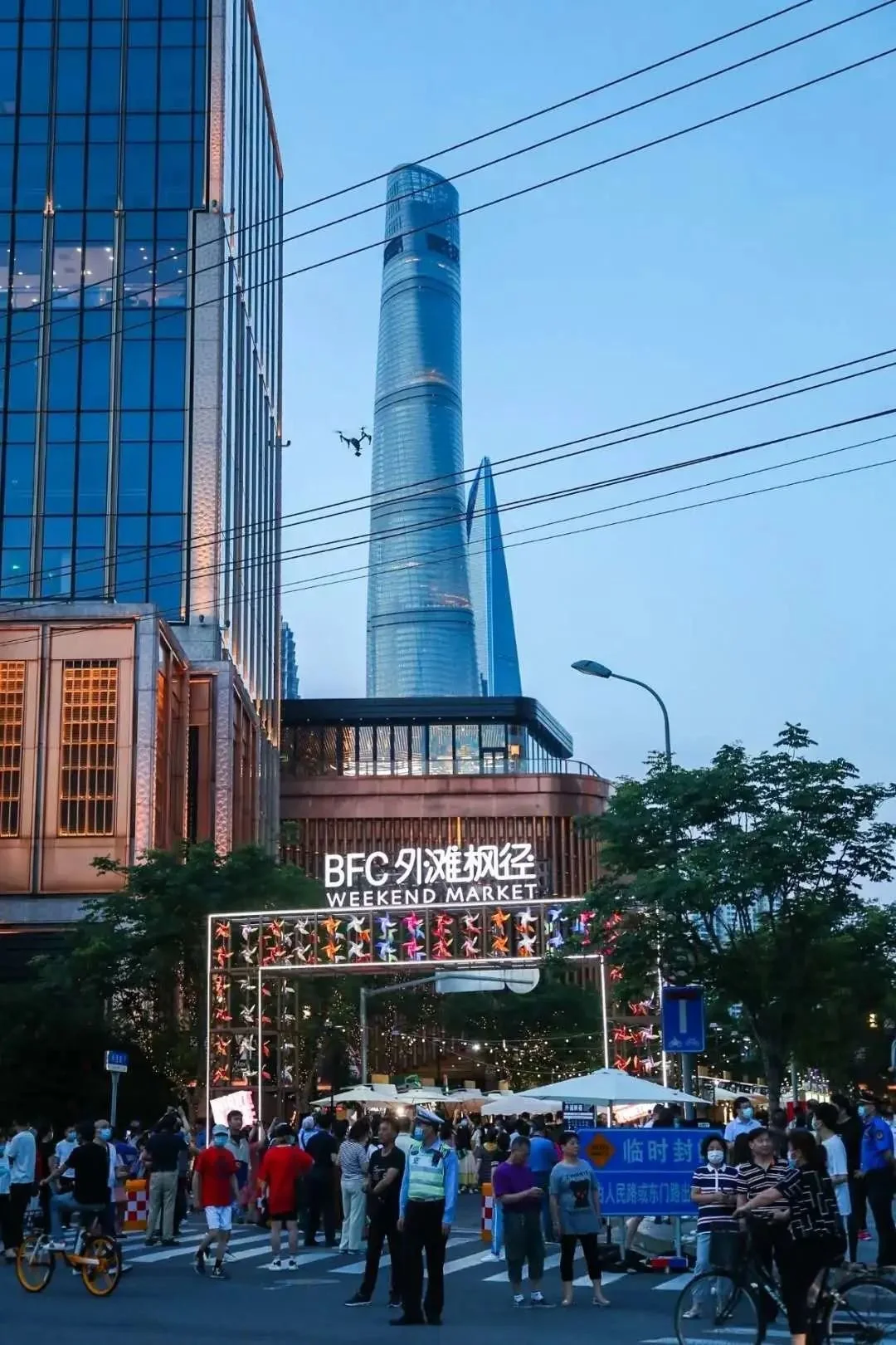 上海外滩夜市:6月6日起,bfc外滩金融中心"外滩枫径"揭幕,每周六日10