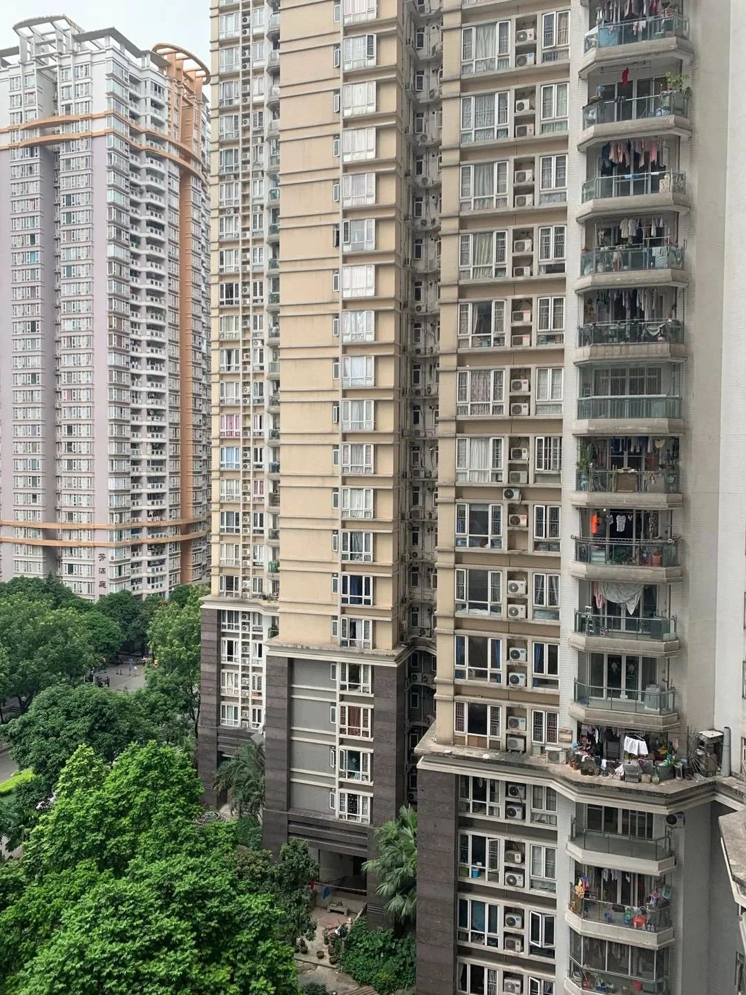 翠安侬苑信华花园信华花园,共分为三期住宅和公寓,是华景新城楼龄