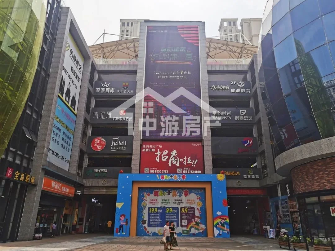 奥园广场商业实拍图 从主干道的奥园商业街,由二楼可进入到小区里面